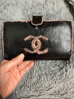 Chanel Black/pink distressed Leather Women's Wallet - authentic- project